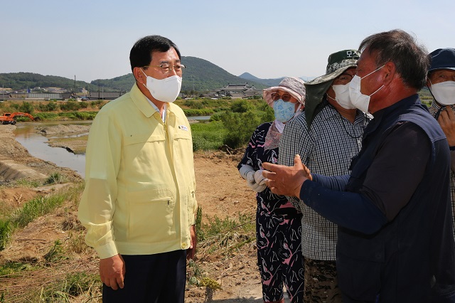 ▲ 주낙영 시장이 지난 2일 오후 서악지구 가뭄 현장을 찾아 농업용수 확보 대책을 점검하고 있다.ⓒ경주시