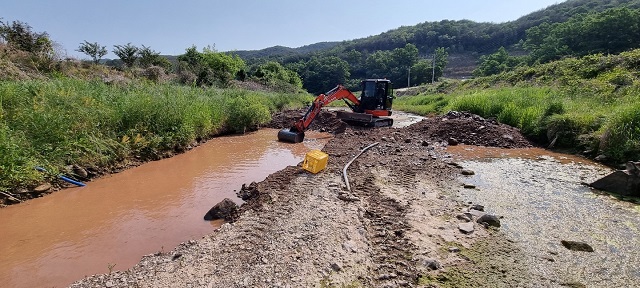 ▲ 영덕군 축산2리 하천포강 장비임차 사진.ⓒ영덕군