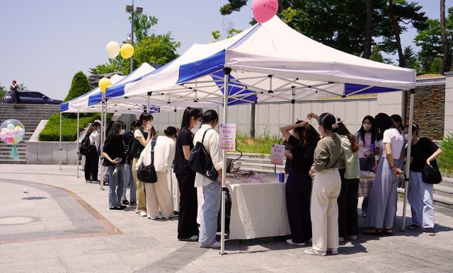 ▲ 충북대 ‘나:Be 총학생회’가 지난달 31일 우크라이나 플리마켓 기부행사를 진행하고 있다.ⓒ충북대