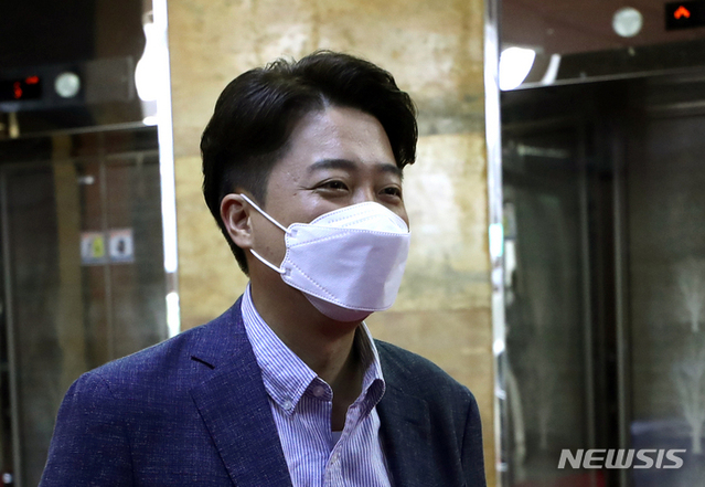 ▲ 이준석 국민의힘 대표가 지난 3일 오전 국회로 출근해 당 대표실로 향하고 있다. ⓒ뉴시스