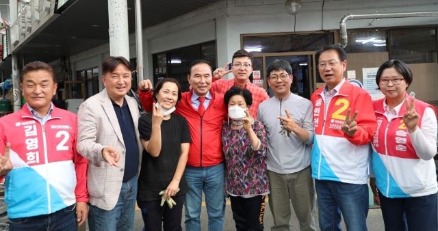 ▲ 송인헌 괴산군수 당선인이 지난 3일 김영환 충북도지사 당선인과 박덕흠 국회의원, 이태훈 도의원 당선인, 그리고 군의원 당선인 등 일행과 합류해 시내와 전통시장을 돌며 당선 인사를 했다.ⓒ송인헌 괴산군수 당선인