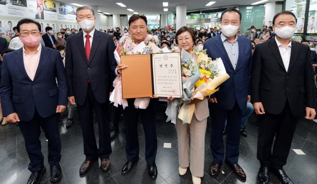 ▲ 김영환 충북지사 당선인 선거캠프 해단식이 5일 후원회 사무실에서 정우택 국민의힘 충북도당위원장과 박덕흠·이종배·엄태영 국회의원, 이기용 전 교육감, 윤갑근 선대위 총괄본부장, 김봉수 인수위원장, 박식순 후원회장을 비롯한 선대위 관계자들이 참석한 가운데 있었다.ⓒ김영환 충북지사 당선인 선거캠프