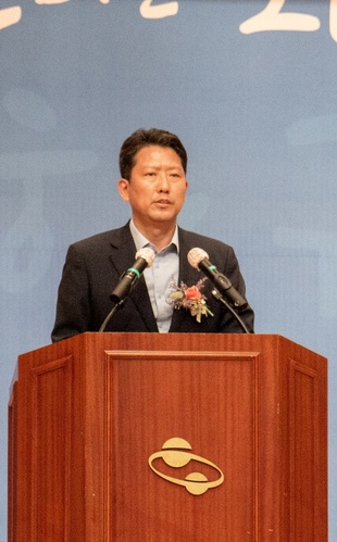 ▲ 김장호 구미시장 당선인은 3일 오전 구미시청 4층 대회의실에서 열린 제8회 전국동시지방선거 당선증 교부식에서 이윤호 구미시 선거관리위원회 위원장으로부터 당선증을 받았다.ⓒ김장호 구미시장 당선인 사무소