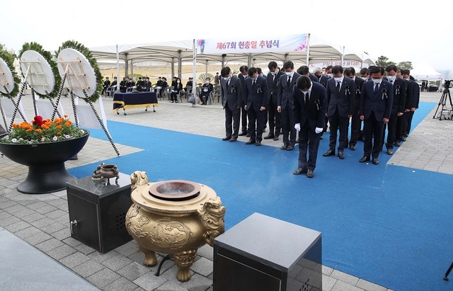 ▲ 양승조 충남도지사와 도청 간부들이 6일 제67회 현충일을 맞아 충남보훈공원에서 나라를 위해 희생·헌신한 순국선열 및 호국영령들에게 추모하고 있다. ⓒ충남도