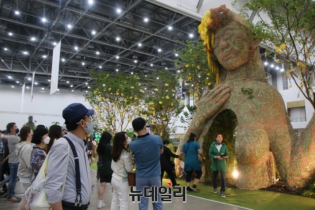 ▲ 에일린 갤러리의 작품 ‘내맘속 정원(Garden in My Heart)’앞에 관람객 발길이 이어지고 있다.ⓒ뉴데일리