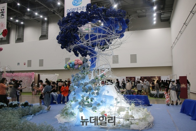 ▲ 신윤아 대표는 “아래로 연결되는 원형 형태의 구조물을 통해 힘들었던 시절도 좋은 시절로 회귀된다는 이미지를 전달하고자 했다. 이는 코로나 시절 이전의 생명력 넘쳤던 시절이 다시 돌아온다는 메시지를 담고 있다”라고 설명했다.ⓒ뉴데일리