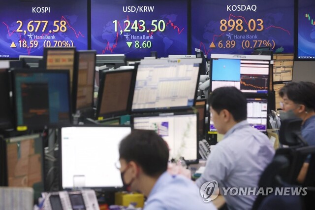 ▲ 3일 서울 중구 하나은행 본점 딜링룸에서 직원들이 업무를 보고 있다. ⓒ연합뉴스