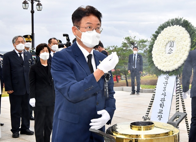 ▲ 이철우 도지사가 6일 국립영천호국원에서 열린 제67회 현충일 추념식에서 분향을 하고 있다.ⓒ경북도