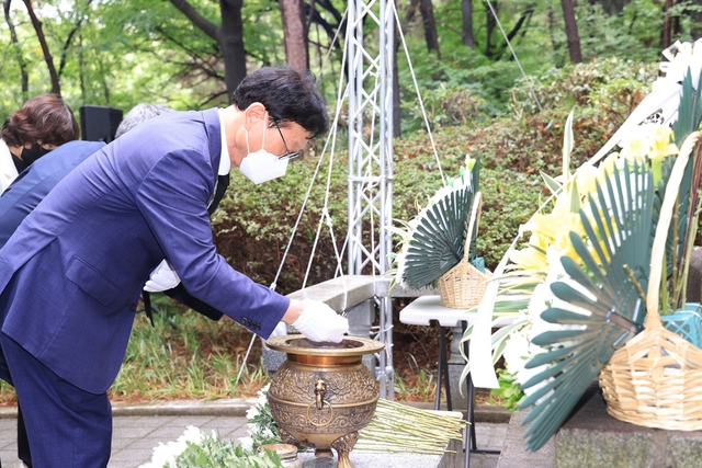 ▲ 김대권 수성구청이 6일 현충일을 맞아 범어동 범어공원 내 고(故) 나야 대령 기념비에서 참배 행사를 개최했다.ⓒ수성구