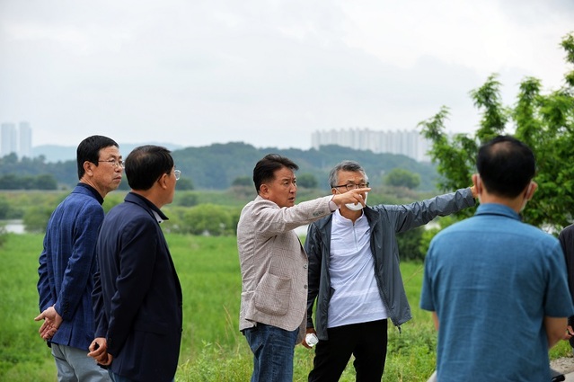 ▲ 김영환 충북도지사 당선인이 6일 청주 미호강을 둘러보고 있다. ⓒ김영환 충북도지사 당선인 사무실