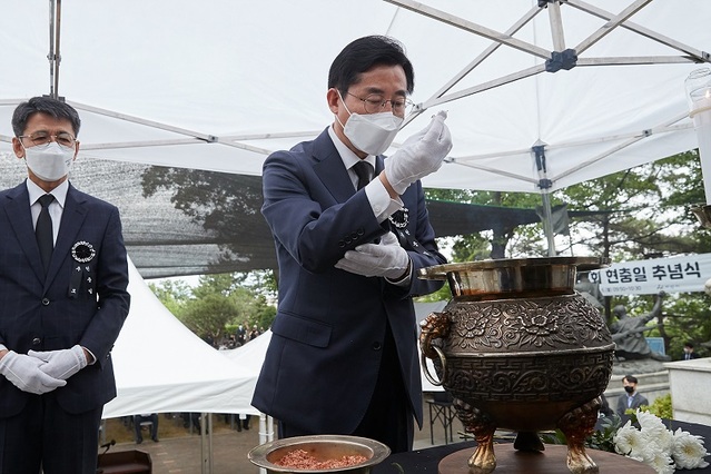 ▲ 박경귀 아산시장 당선인이 6일 아산 남산 안보공원 충렬탑에서 선열들에게 헌화분향을 하고 있다.ⓒ박경귀 아산시장 당선인 사무실