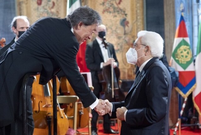 ▲ 지휘자 정명훈이 이탈리아 대통령 세르조 마타렐라에게서 공로 훈장을 받고 있다.ⓒKBS교향악단