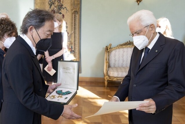 ▲ 지휘자 정명훈이 이탈리아 대통령 세르조 마타렐라에게서 공로 훈장을 받고 있다.ⓒKBS교향악단