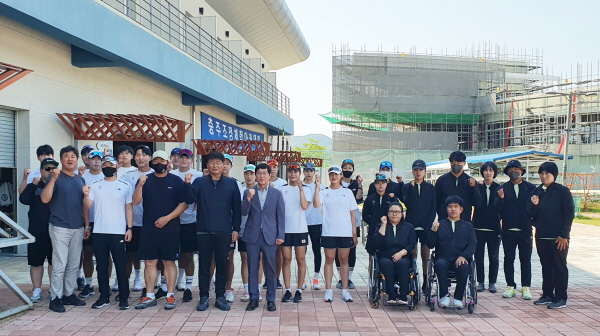 ▲ 정용훈 충주시 문화체육국장이 조정경기장을 방문해 선수들을 격려했다.ⓒ충주시