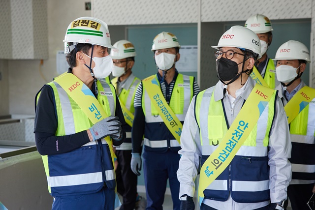 ▲ 최익훈 HDC현대산업개발 대표가 현장 안전점검을 시행했다. ⓒHDC현대산업개발