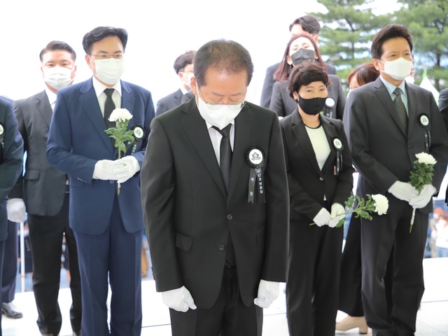 ▲ 홍 당선인이 대구시장직인수위원회 이상길 위원장 및 3개 TF 인수위원 등과 함께 참배했다.ⓒ홍준표 대구시장직 인수위