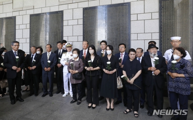 ▲ 권성동 국민의힘 원내대표, 허창수 전경련 회장, 이종호 해군참모총장, 참전용사, 유가족들이 7일 서울 용산구 전쟁기념관에서 전국경제인연합회 주최로 열린 제2연평해전 승전 20주년 기념행사에서 전사자 명비에 참배하고 있다.ⓒ뉴시스