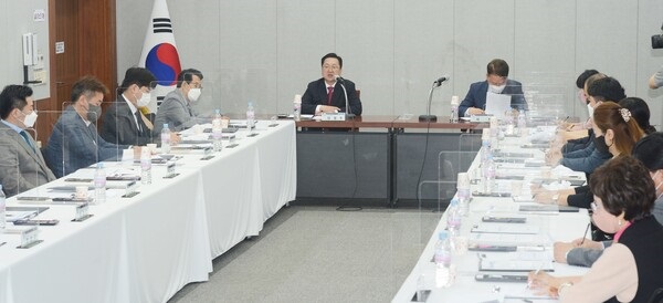 ▲ 이장우 대전시장 당선과 인수위원들이 향후 구체적 활동 계획 등을 논의하고 있다.ⓒ대전정치부기자단