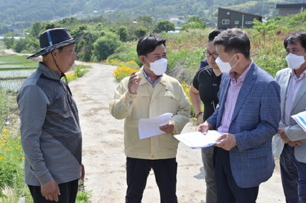 ▲ 박정현 충남 부여군수가 지난 3일 옥산면 상기리를 찾아 현장 점검했다.ⓒ충남 부여군