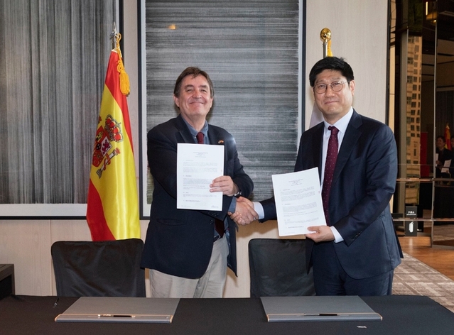 ▲ 김우승 대교 CDO(오른쪽)와 루이스 가르시아 몬테로 세르반테스 문화원 원장이 ‘세르반테스 문화원 서울’ 유치를 위한 MOA를 체결한 뒤 기념 촬영을 하고 있다.ⓒ대교