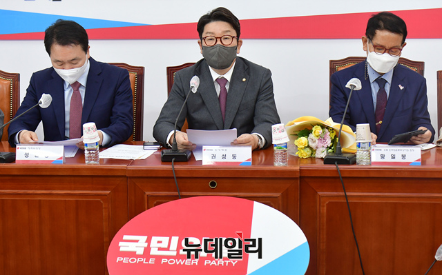 ▲ 권성동 국민의힘 원내대표가 16일 오후 국회에서 5.18 민주화운동 부상자회, 5.18 민주유공자 유족회, 5.18 민주화운동 공로자회, 5.18 기념재단 등 5.18 단체 초청 간담회에서 모두발언을 하고 있다.ⓒ이종현 기자