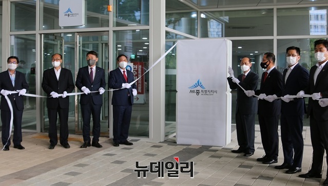 ▲ 최민호 세종시장 당선인과 서만철 인수위원장이 7일 어진동 복합커뮤니티센터에서 참석자들과 함께 세종시장인수위원회 현판식을 하고 있다.ⓒ이길표 기자