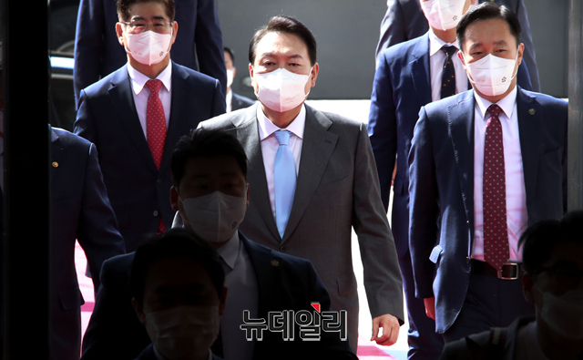 ▲ 윤석열 대통령이 지난 5월16일 오전 국회 본회의장에서 열닌 코로나19 손실보상을 위한 추가경정예산안 관련 시정연설을 위해 입장하고 있다.ⓒ이종현 기자(사진=공동취재단)