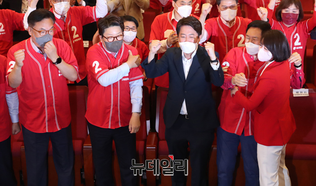 ▲ 이준석 국민의힘 대표, 권성동 원내대표, 김기현 공동선대위원장 등 당 지도부가 지난 1일 오후 국회 도서관에 마련된 '국민의힘 제8회 전국동시지방선거 개표상황실'에서 방송 3사 출구조사 결과를 지켜보며 환호하고 있다.ⓒ이종현 기자