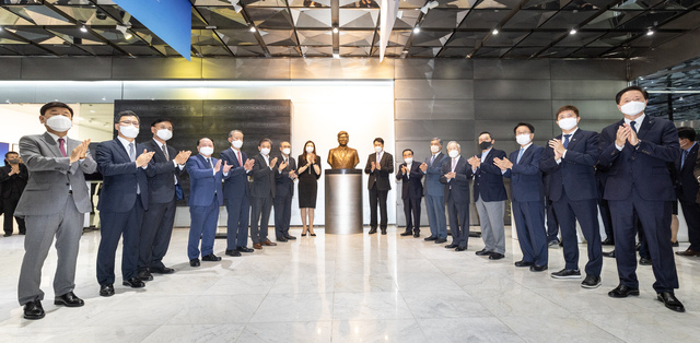 ▲ 조원태 한진그룹 회장이 7일 대한항공 빌딩에서 열린 조양호 선대회장 추모 사진전에서 인사말을 하고 있다. ⓒ한진그룹