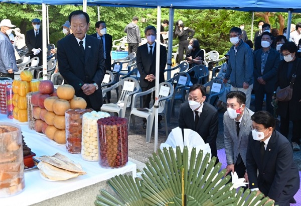 ▲ 대전 중구의회 김연수 의장과 김옥향 의원이 지난 6일 제42회 반공 애국지사 총 제향제에 참석해 애국지사들을 추모했다.ⓒ대전 중구의회