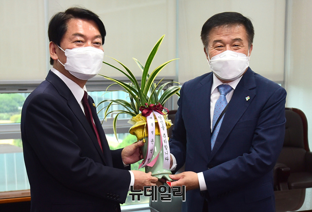 ▲ 안철수(왼쪽) 국민의힘 의원이 7일 오후 국회 의원회관에서 의원실을 예방한 이진복 대통령실 정무수석과 인사를 나누고 있다. ⓒ이종현 기자