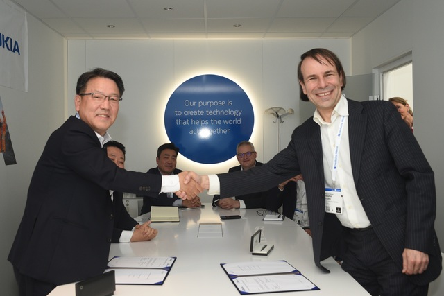▲ 김영근(왼쪽) LS일렉트릭 전무와 스테판 릿젠스 노키아 글로벌 엔터프라이즈 솔루션 총괄 부사장이 기념촬영을 하고 있다. ⓒLS일렉트릭