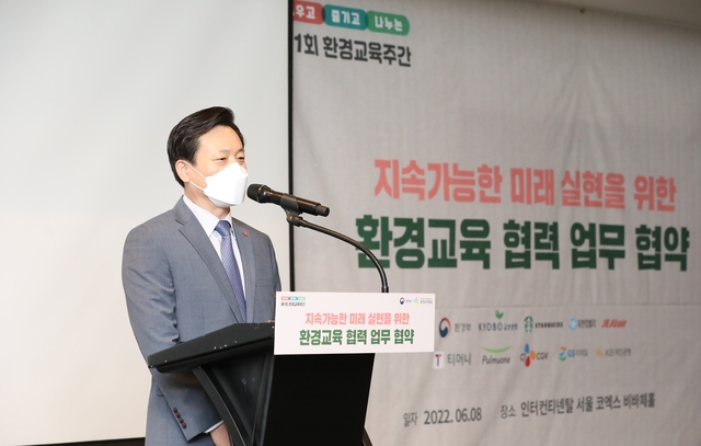 ▲ 김이배 제주항공 대표가 8일 오전 ‘인터컨티넨탈 서울 코엑스’에서 진행된 환경부와 금융·교통·식품 등 9개 기업과 ‘지속가능한 미래실현을 위한 환경교육 협력 업무협약식’에서 인사말을 하고 있다.ⓒ제주항공