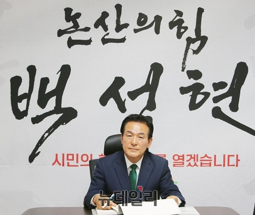 ▲ 백성현 논산시장 당선인이 8일 오전 인수위원회 집무실에서 업무를 보고 있다.ⓒ이길표 기자