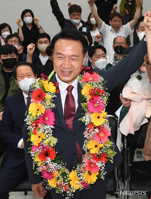 ▲ 임태희 경기도교육감 당선인이 지난 1일 당선이 확실해지자 웃으며 환호하고 있다. ⓒ뉴시스.
