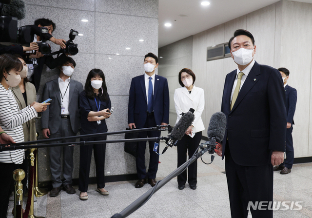 ▲ 윤석열 대통령이 8일 오전 서울 용산 대통령실 청사로 출근하며 취재진 질문에 답하고 있다. ⓒ뉴시스