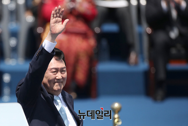 ▲ 윤석열 대통령이 지난 5월10일 국회에서 열린 대통령 취임식에서 손을 흔들고 있다. ⓒ뉴데일리DB