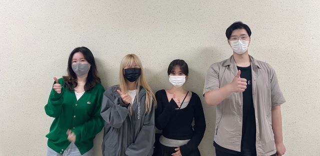 ▲ 청주대학교 광고홍보문화콘텐츠전공 오유빈, 윤정희, 한지연, 김예성 학생(왼쪽부터)이 제43회 제일기획 아이디어 페스티벌 파이널리스트에 진출한 후 기념촬영을 하고 있다.ⓒ청주대