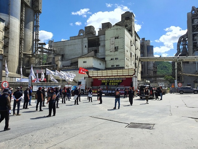 ▲ 충북 단양군 한일시멘트 공장에서 파업을 갖고 있는 화물연대 충북본부 소속 조합원들.ⓒ독자제공