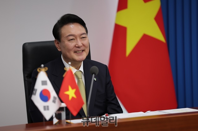 ▲ 윤석열 대통령이 8일 오전 서울 용산 대통령실에서 응우옌 푸 쫑 베트남 공산당 서기장과 화상 통화를 하고 있다.ⓒ대통령실 국민소통관실