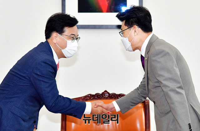 ▲ 진성준 더불어민주당 원내수석부대표와 송언석 국민의힘 원내수석부대표가 8일 국회 운영위원장실에서 후반기 국회 원 구성 협상에 착수하기 위해 회동하고 있다.ⓒ이종현 기자