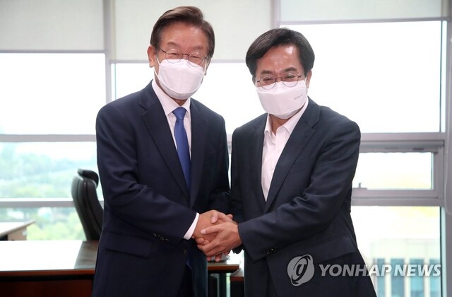 ▲ 더불어민주당 이재명 의원이 8일 오후 국회 의원회관 자신의 의원실을 찾은 김동연 경기도지사 당선인과 악수하고 있다. ⓒ연합뉴스