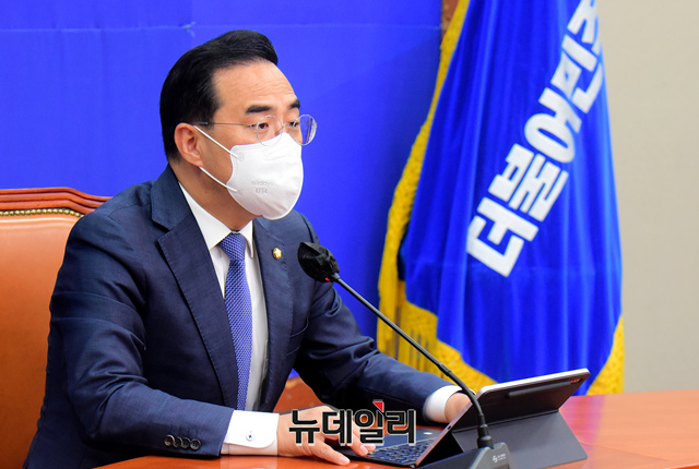 ▲ 박홍근 더불어민주당 대표 직무대행 겸 원내대표가 8일 오전 국회에서 비상대책위원회 구성 등 현안 관련 기자간담회를 하고 있다.ⓒ이종현 기자