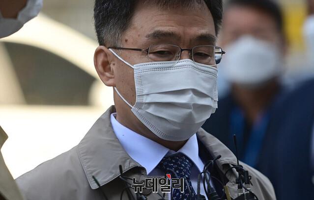 ▲ 김만배 화천대유 대주주가 지난해 11월 3일 오전 서울 서초구 서울중앙지방법원으로 영장실질심사를 받기 위해 입장하고 있다.ⓒ정상윤 기자
