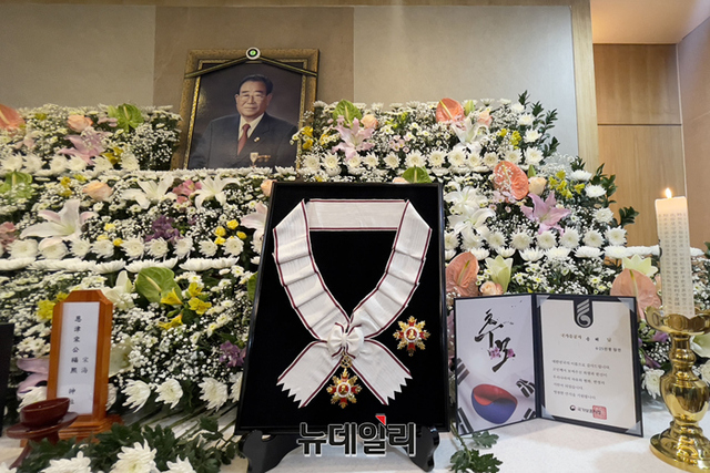 ▲ 8일 오후 서울대학교병원 장례식장에 차려진 고(故) 송해의 빈소에 금관문화훈장이 놓여 있다. ⓒ사진공동취재단