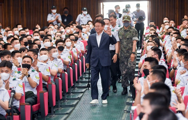 ▲ 이철우 경북도지사는 8일 오후 영천 육군3사관학교 충성강당에서 1000여 명의 대한민국 사관생도들을 대상으로 특강을 했다.ⓒ경북도