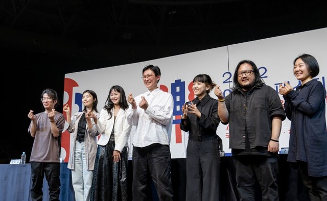 ▲ 왼쪽부터 박다울(거문고 연주자), 김민영(가야금·거문고 듀오 리마이더스), 천지윤(비빙의 해금 연주자), 박우재 크리에이티브 디렉터, 서수진(밤 새의 드럼), 김대인(밴드 팎), 차승민(시로의 대금 연주자).ⓒ국립극장