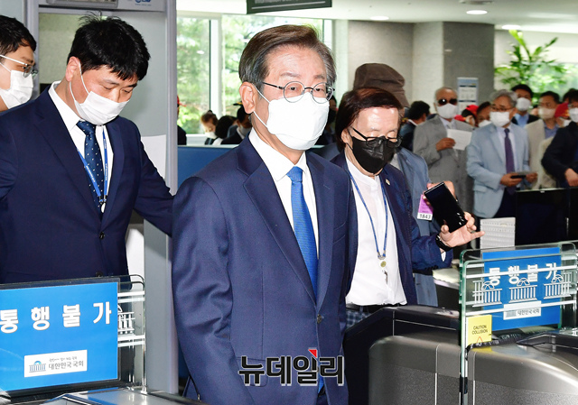 ▲ 이재명 더불어민주당 의원이 7일 오전 국회 의원회관에 도착해 의원실로 향하고 있다. ⓒ이종현 기자