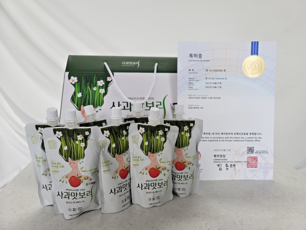 ▲ 충주시는 농업법인 ㈜새싹나라와 '사과맛보리'음료를 공동으로 특허 등록했다ⓒ충주시
