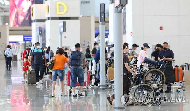 ▲ 인천국제공항 제1여객터미널 출국장에서 탑승객들이 이동하고 있다. ⓒ연합뉴스